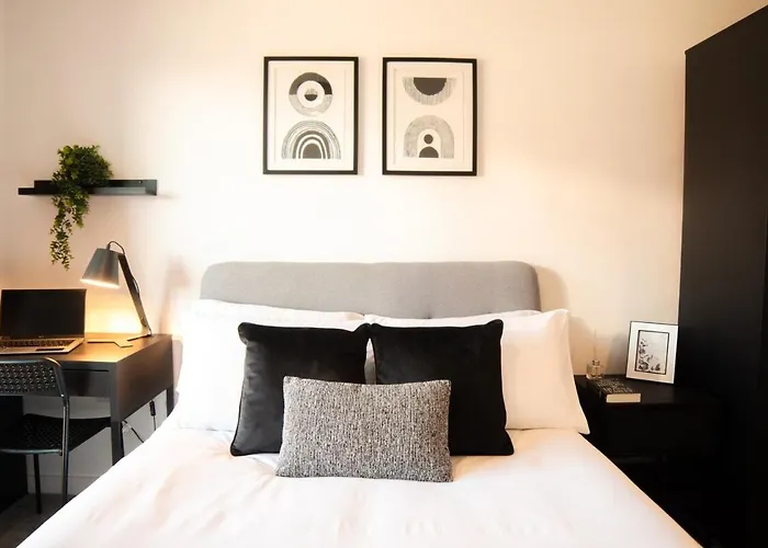Luxury Mcr 2Bed,2Bath Apartment- Central Location!